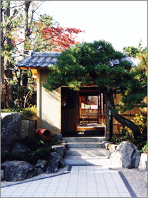 翠明荘の庭園入口